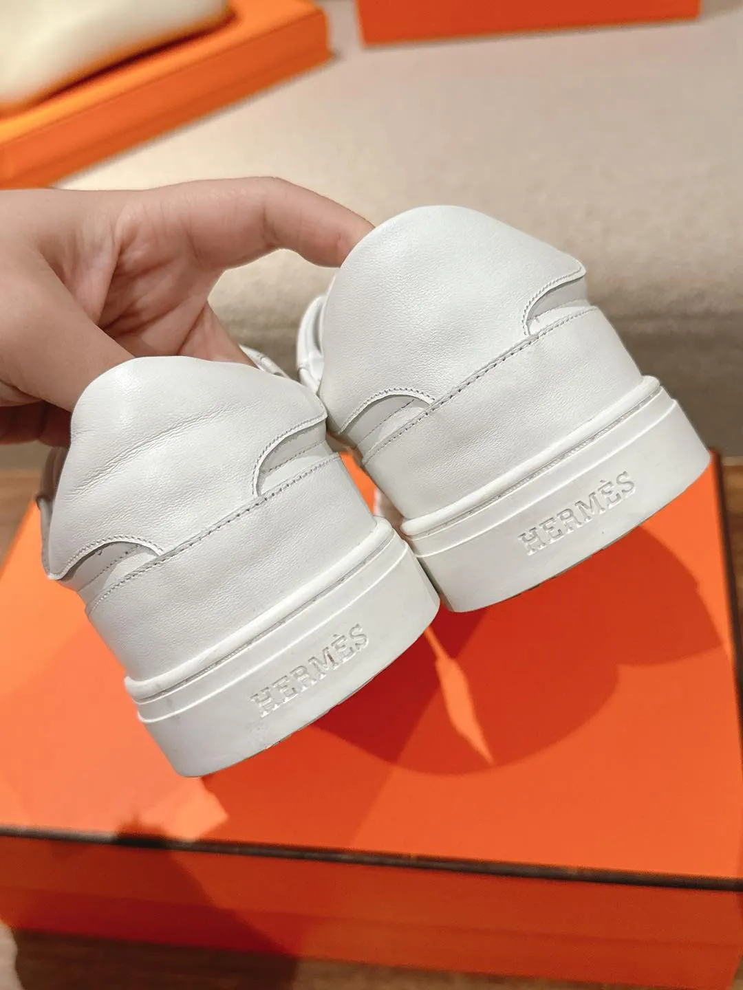 👟👟Ex-factory price 600👟👟Hermes top version couple model Epsom calfskin and calfskin loafer style lace-up sneakers, with functional rose gold-plated Kelly shoe buckles. Create a stylish urban look. Fabric: Specific cowhide/canvas material Lining: Sheepskin lining Outsole: Original molded TPU outsole Size: 35-45